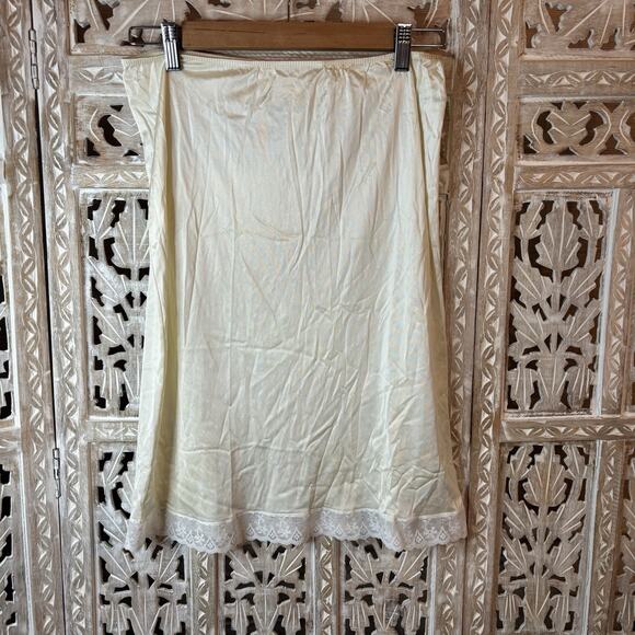 VTG Komar 100% Nylon Feminine Half Slip Skirt Cream w/White Lace SZ MEDIUM USA - Picture 1 of 8
